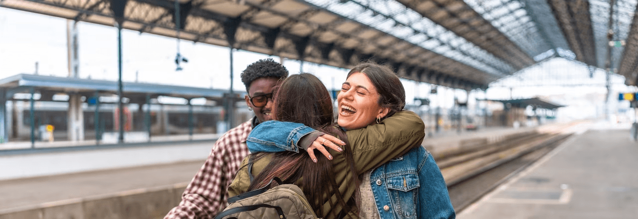 Gruppe von Menschen am Bahnhof